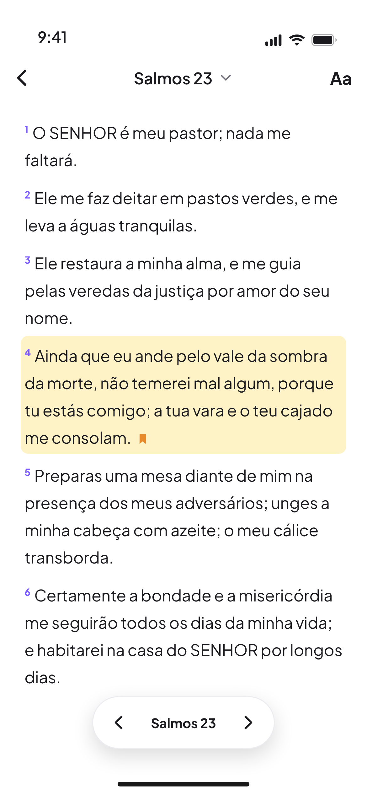 Leitor bíblico mostrando o Salmo 23 com versículo destacado e navegação de capítulos
