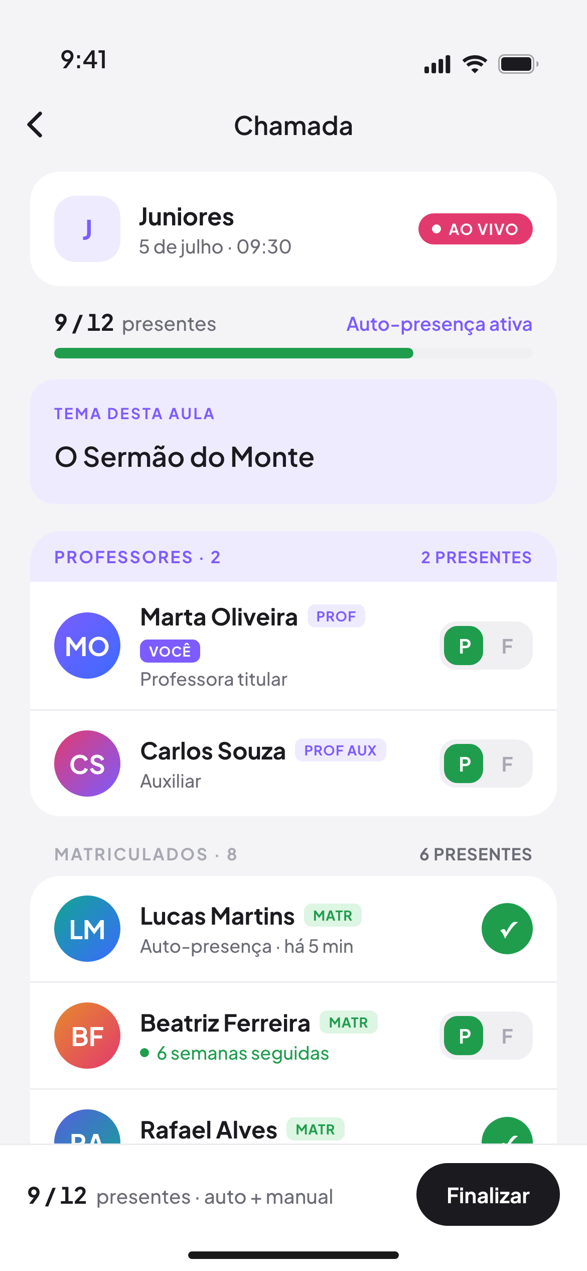 Tela de chamada da Escola Bíblica com barra de progresso de presentes, tema da aula e lista de alunos com presença marcada